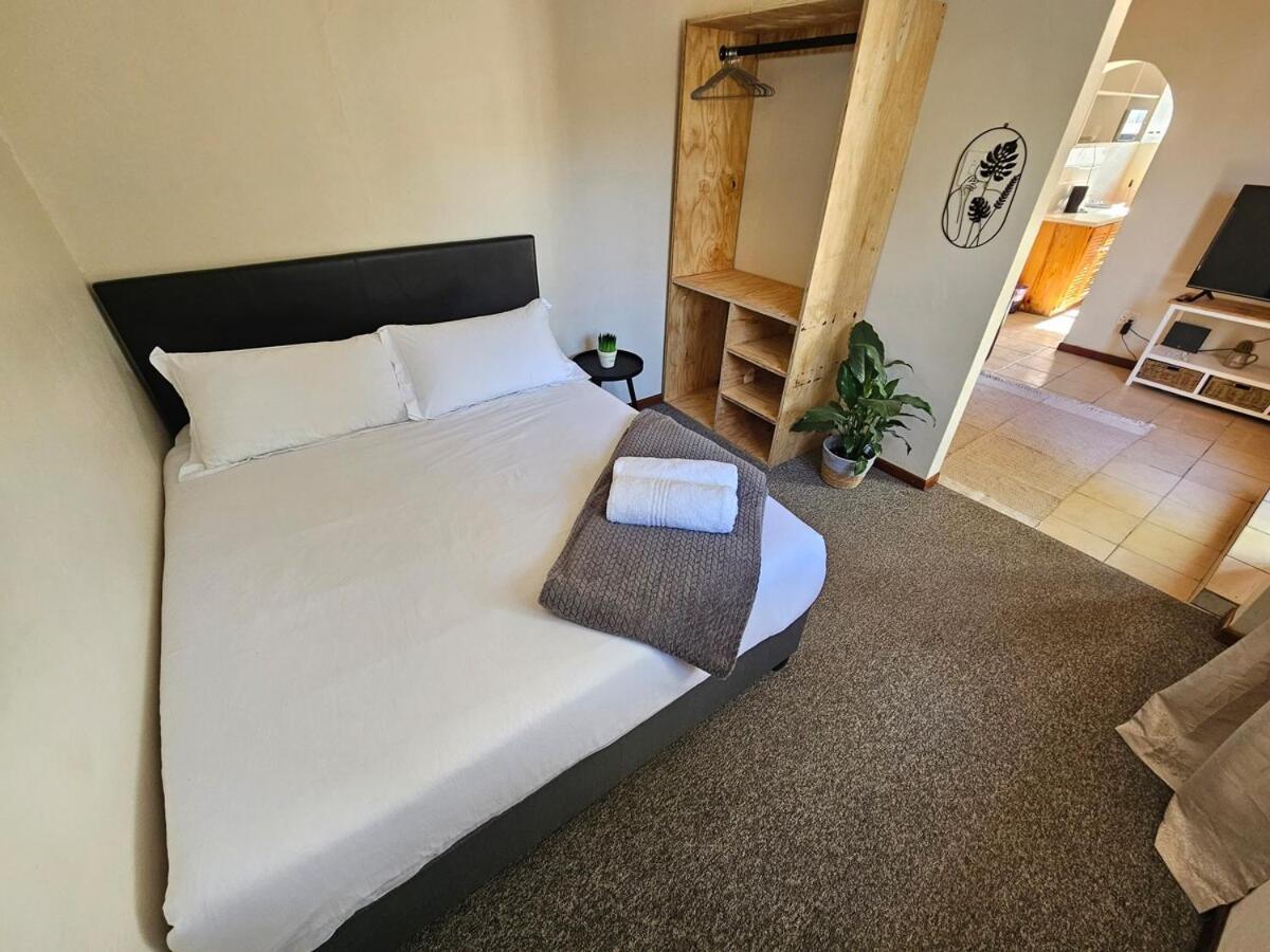 Self Catering Unit Near Airport St George's Park Apartment